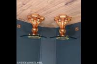 een paar unieke hollywood regency tafeltjes